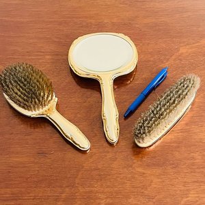 Set Vintage de Tocador: Espejo de Mano y 2 Cepillos Dorados - imagen 2