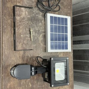 Foco LED Recargable con Panel Solar y Sensor de Movimiento - imagen 13
