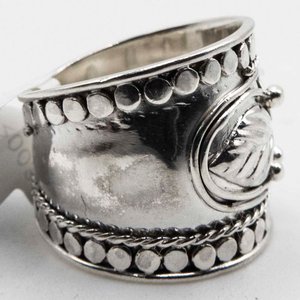 Anillo de Plata con Diseño de Hojas y Detalles Calados - imagen 2