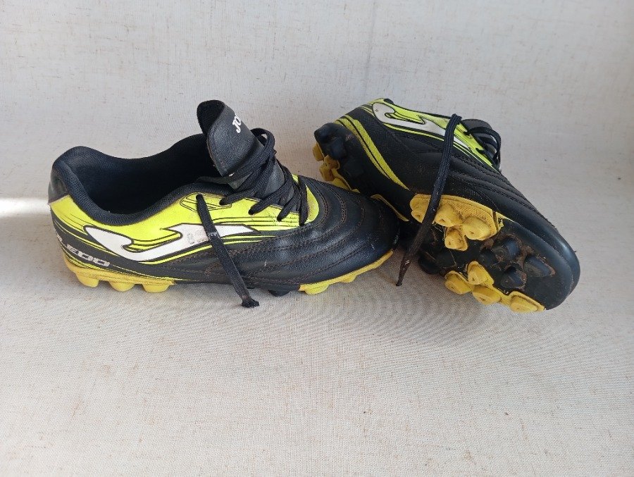 Zapatillas de fútbol negras y amarillas - imagen 3