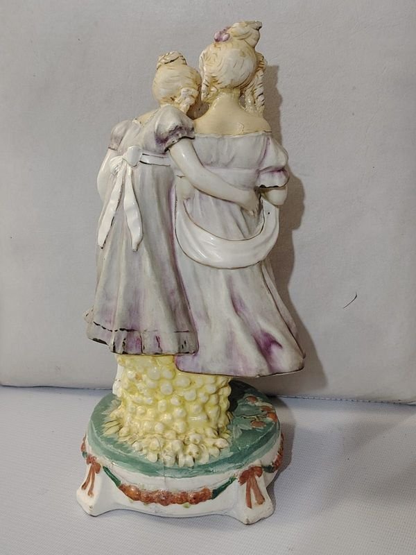 Figura de porcelana de damas con detalles y base decorada - imagen 2