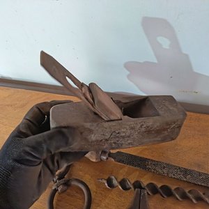 Cepillo de carpintero, escofina, barreno y abrazadera antigua - imagen 8