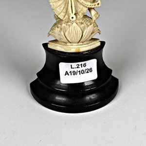 Figura de Marfil Estilo Odalisca con Base Negra - imagen 4