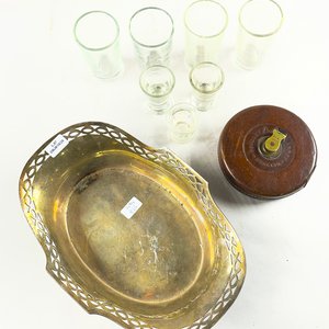Nueve piezas, centro en metal oval ala calada, vasos licor y cinta métrica (con detalles) - imagen 2