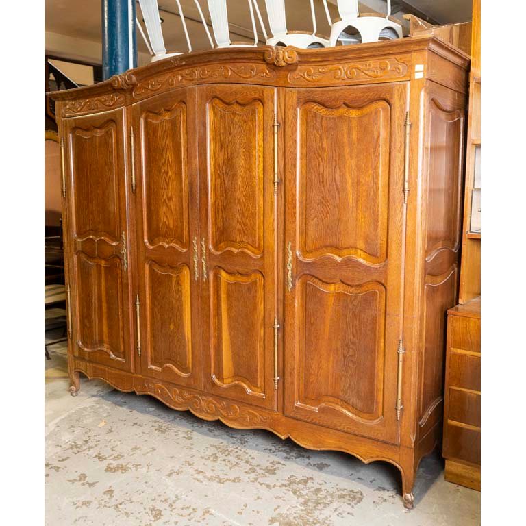 Ropero Provenzal de Roble Tallado con 4 Puertas y 4 Cajones