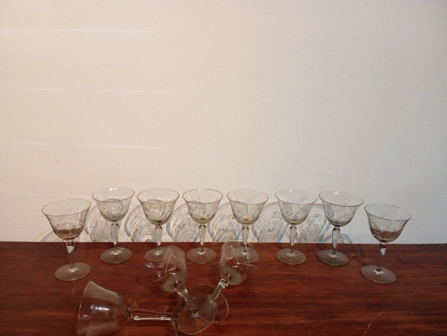 Colección de copas de vino claras con detalles decorativos - imagen 4