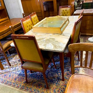 Lote siguiente: Mesa de Comedor con 6 Sillas Tapizadas y Vitrina Dorada