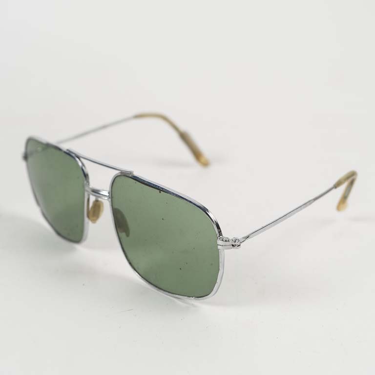 Lote siguiente: Par de lentes de sol con detalles en estilo aviador