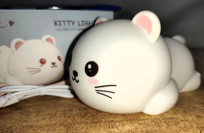 Lámpara LED infantil Kitty, recargable y nueva - imagen 2