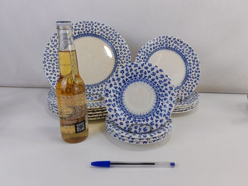 Vajilla Azul y Blanca: Un Conjunto de Piezas Decorativas - imagen 6