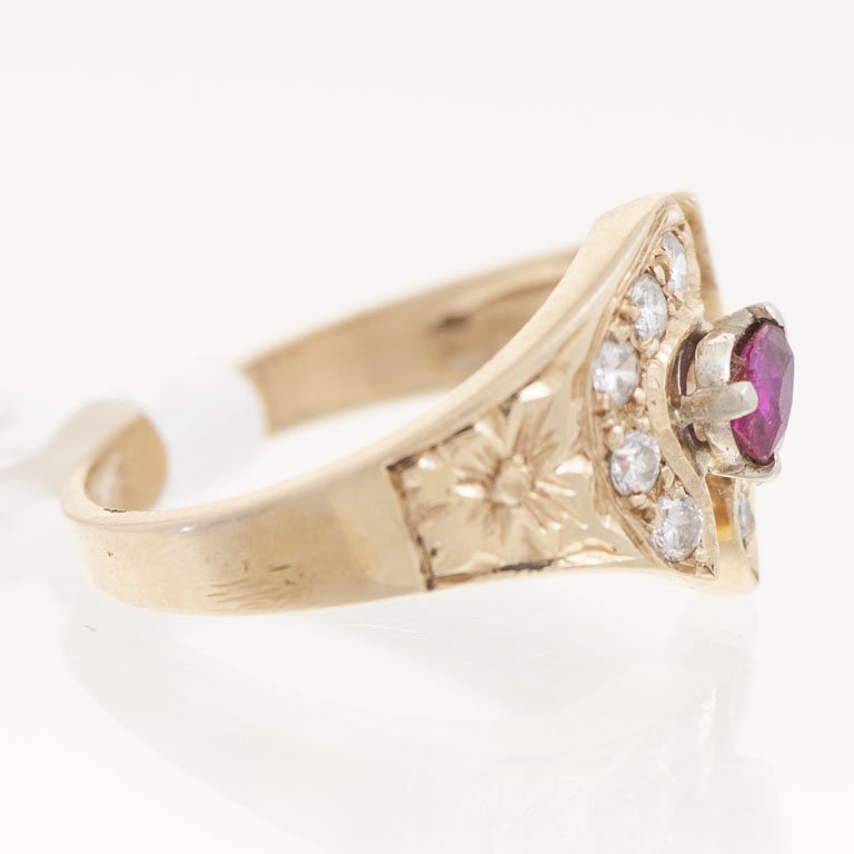 Anillo de oro con rubí y brillantes - imagen 2