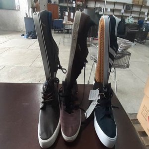 Lote siguiente: Lote de Calzado: 2 Pares Adidas, 1 Nautica y 1 Sin Marca