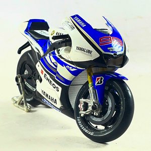 Moto a Escala Yamaha 21 cm Coleccionable - imagen 2