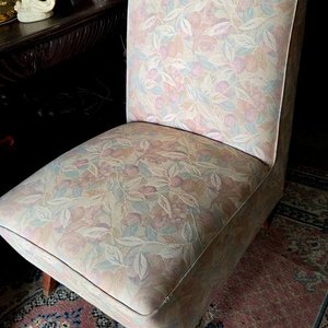Elegante Butaca Tapizada Floral con Patas de Madera - imagen 4