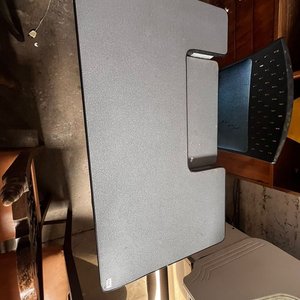 Escritorio Negro con Silla Azul y Reposapiés - imagen 6