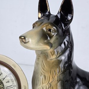 Reloj Alemán con Figura de Perro en Cerámica Holandesa - imagen 3