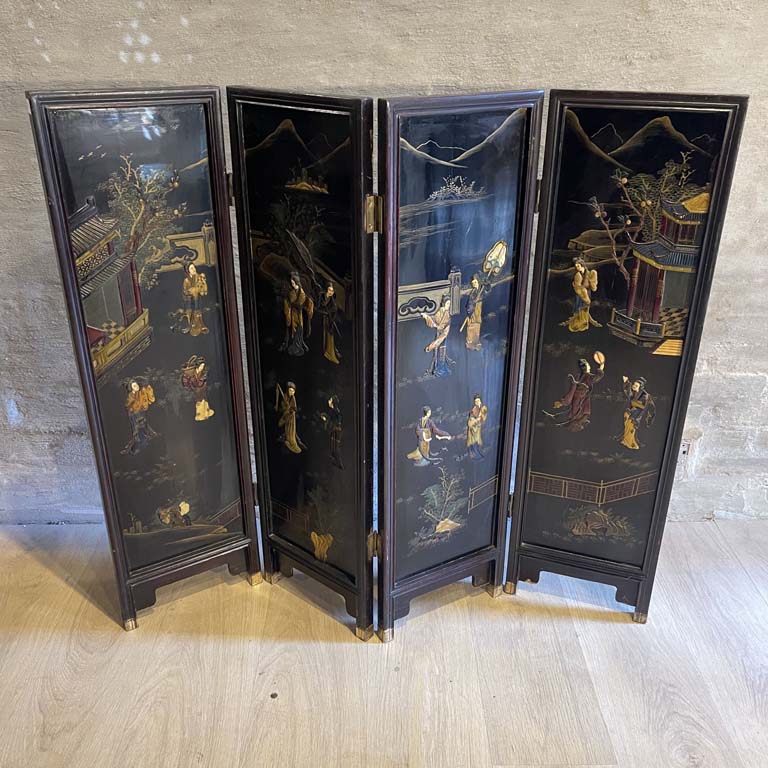 Lote siguiente: Biombo Oriental con Relieve y Detalles Intrincados - Medidas: 110x95cm