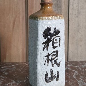 Botella de cerámica con inscripciones orientales y corcho - imagen 1
