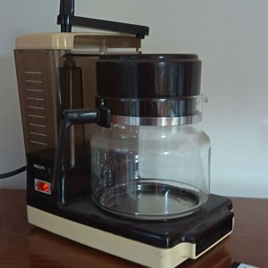 Lote siguiente: Cafetera Philips Clásica Beige y Negra