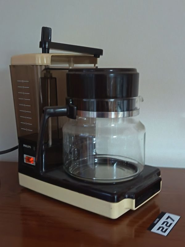 Cafetera Philips Clásica Beige y Negra