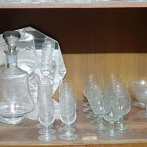 Juego de Cristalería Antigua con Botellones y Copas Grabadas - imagen 2