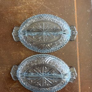 Juego de 2 Fuentes Ovaladas de Vidrio Azulado con Bordes Dentados y Asas - imagen 7