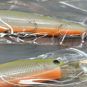 Lote de 3 Señuelos de Pesca Tipo Minnow con Babero y Anzuelos - imagen 4