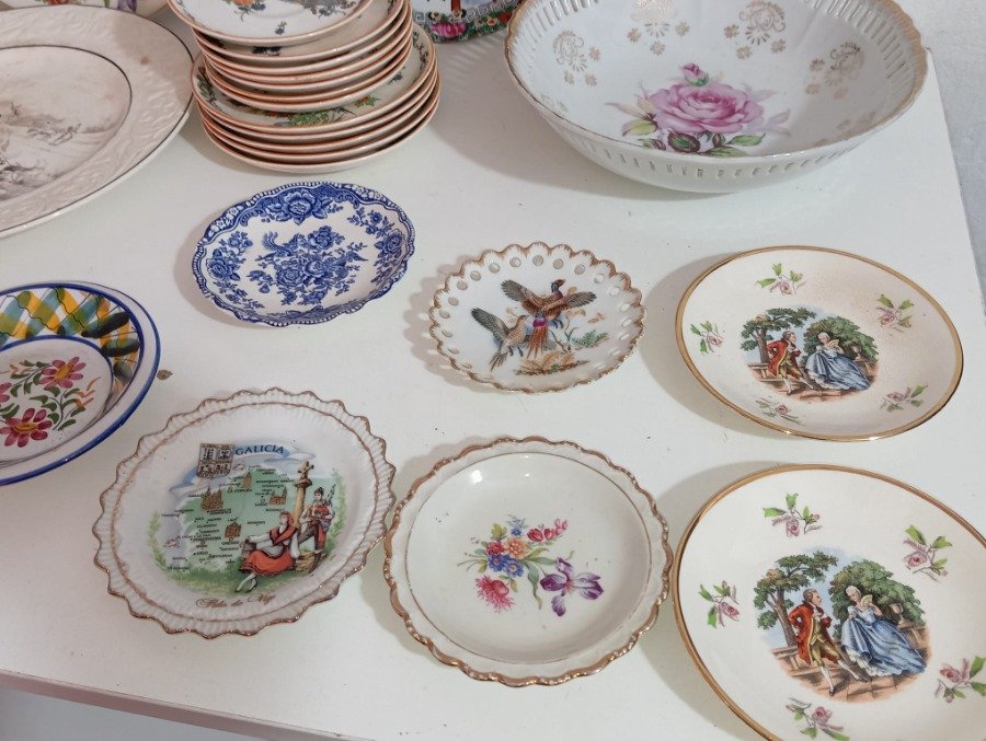Vajilla de porcelana vintage con diseños decorativos y patrones florales - imagen 5