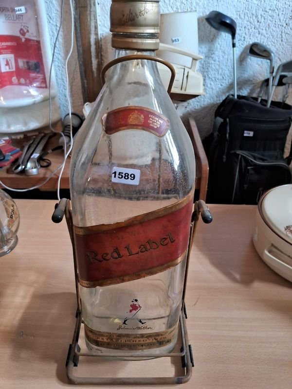 Lote siguiente: Botella de whisky Johnnie Walker 4.5l con soporte metálico