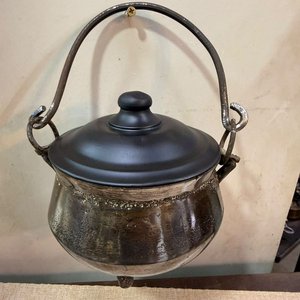 Olla Antigua de Hierro Fundido con Tapa y Tres Patas - imagen 2