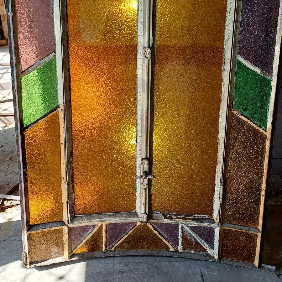 Ventana antigua curva con vidrio fantasía de colores - imagen 15