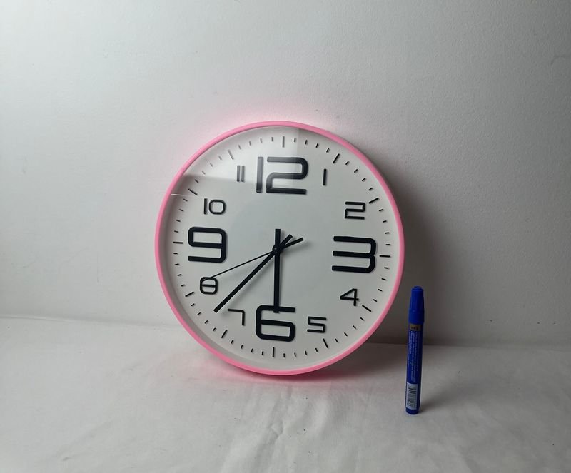 Reloj de pared con bolígrafo azul - imagen 2