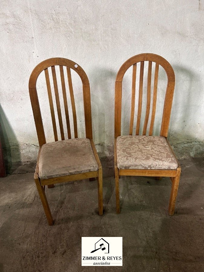 Par de Sillas de Madera Tapizadas Estilo Clásico