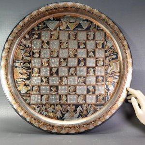 Gran Plato Decorativo Egipcio con Diseño de Ajedrez y Jeroglíficos - imagen 3