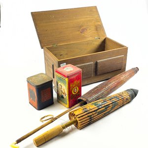 Cofre de Madera con Sombrillas y Latas Decorativas - imagen 1