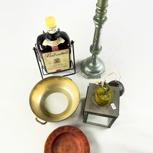 Lote de 5 piezas: Base de lámpara en peltre, centro de madera, moldura circular y botella de whisky con soporte - imagen 2