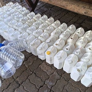 Más de 50 Bidones de Plástico Blanco de 5lts. La mayoría con tapa (No van las botellas de 5 lts.) - imagen 2
