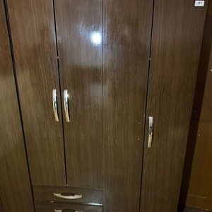 Lote anterior: Ropero de MDF con 4 Puertas y 2 Cajones