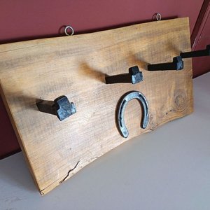 Perchero Artesanal Rústico de Madera con Herradura y Ganchos - imagen 2