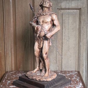 Escultura de indio con lanza, cerámica, Carlos Acosta - imagen 2