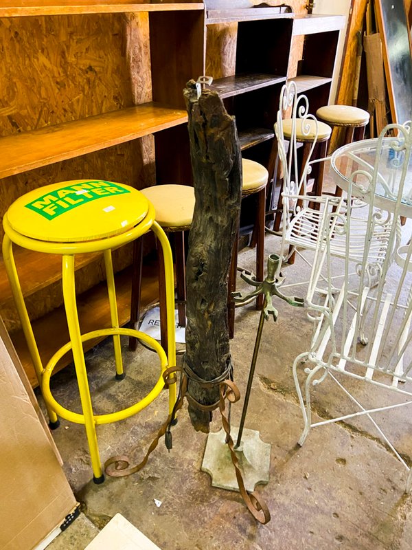 Tronco de Madera Rústico con Base de Metal