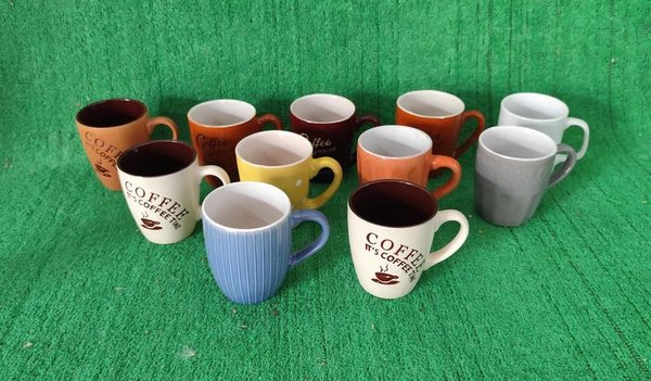 Tazas de Cerámica Coloridas y Vinos - imagen 1