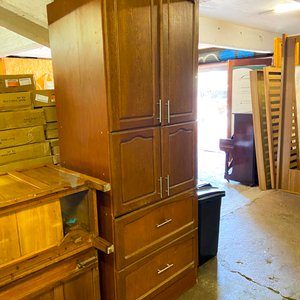 Lote anterior: Mueble de madera de 4 puertas y 3 cajones