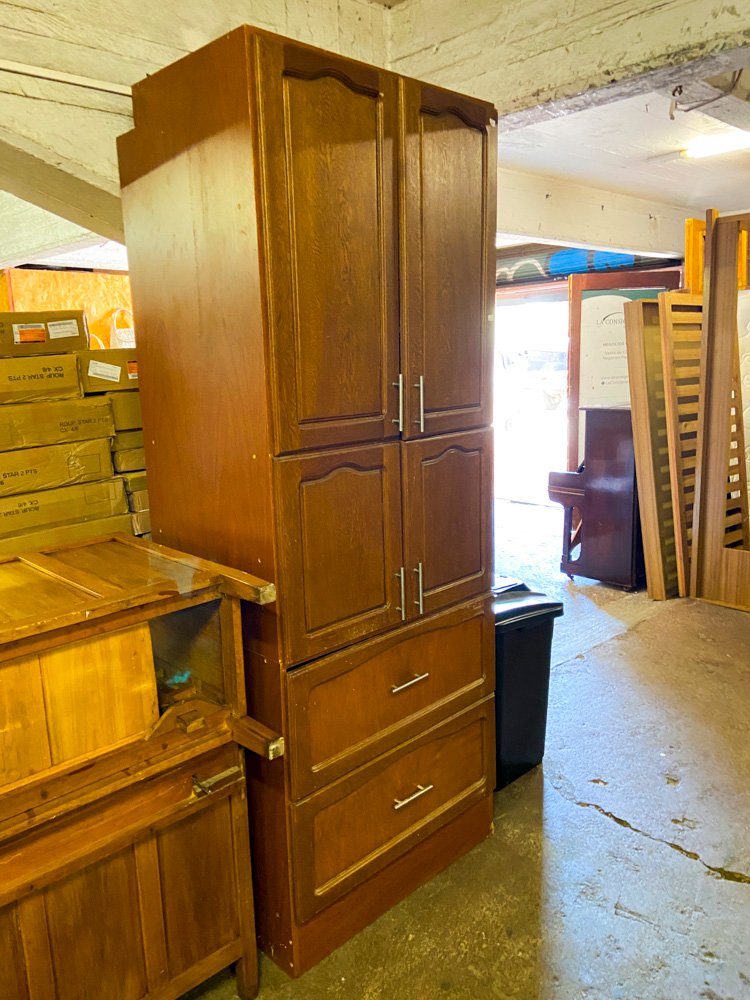 Mueble de madera de 4 puertas y 3 cajones