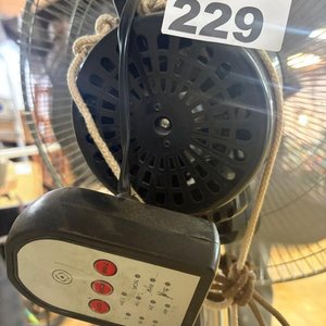 Ventilador de Pie Hometech Plateado con Control Remoto - imagen 3