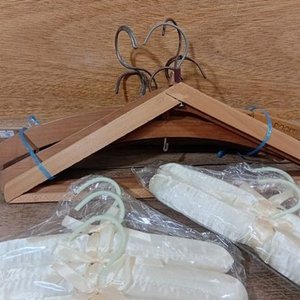 Lote de Perchas Vintage de Madera y 5 Perchas Forradas Blancas para Niños - imagen 5