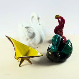 Lote de 4 piezas decorativas: 2 cisnes, cenicero y figura - imagen 1