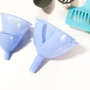 Lote de Cocina y Hogar: Jarra con Vasos, Utensilios, Embudos y Más - imagen 3