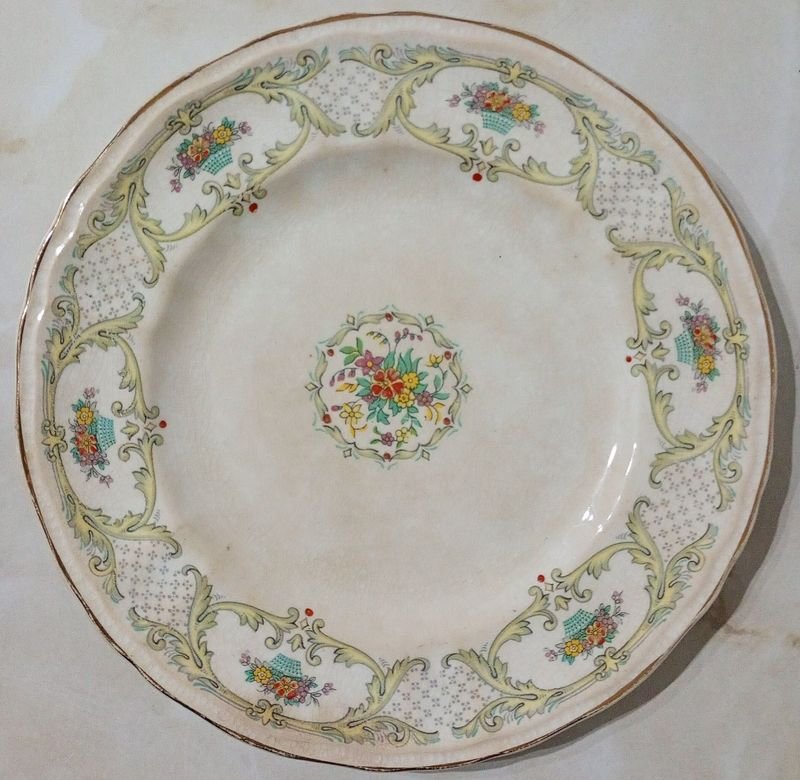 Platillo de Loza Inglesa Bovey Pottery Estilo Decó con Guirnaldas Florales