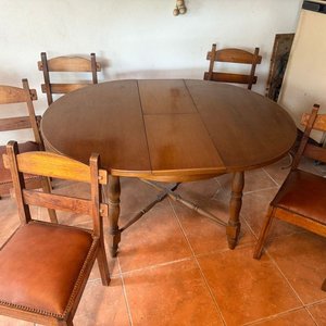 Mesa Rústica de Madera con 5 Sillas de Cuero - imagen 1